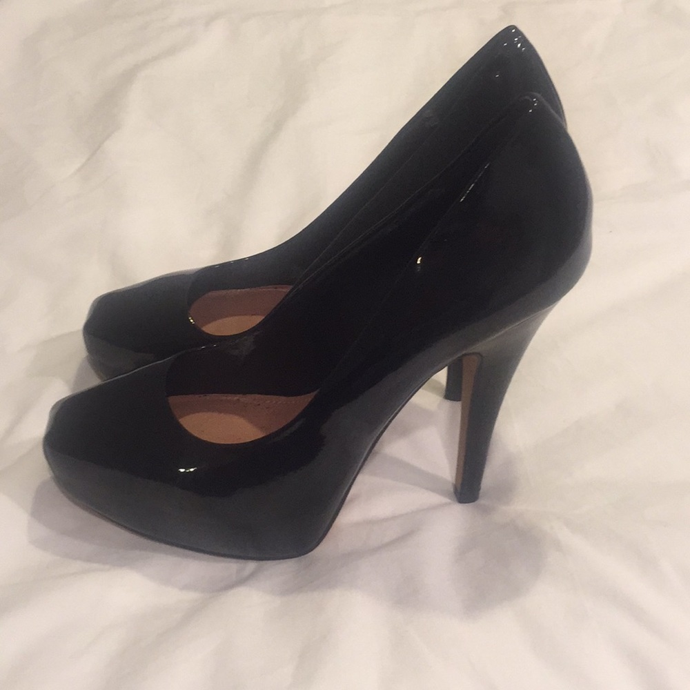 Black patent leather pumps